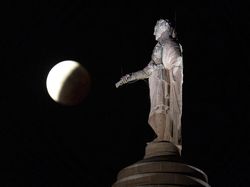 Penampakan Gerhana Bulan Sebagian, Sungguh Menawan