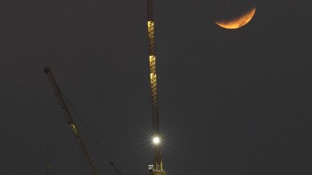Gerhana Bulan sebagian di Manila, Filipina. Foto: Associated Press