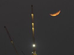 Penampakan Gerhana Bulan Sebagian, Sungguh Menawan