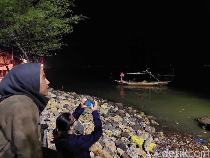 Gerhana bulan sebagian tidak terlihat di Kota Surabaya. Itu karena ada awan mendung yang menutupi bulan.
