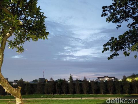 Gerhana bulan sebagian tidak terlihat di Kota Surabaya. Itu karena ada awan mendung yang menutupi bulan.