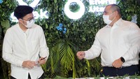 CoFounder & CEO Gojek - Kevin Aluwi dan Wakil Direktur Utama PT TBS Energi Utama Tbk - Pandu Patria Sjahrir menandatangani komitmen kerja sama dalam membentuk usaha patungan atau Joint Venture (JV) bernama Electrum, di Jakarta. 