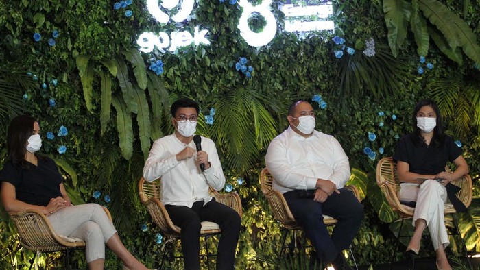 Gojek Gandeng Perusahaan Luhut Kembangkan Energi Terbarukan Gojek dan TBS Energi Utama berkolaborasi mengembangkan energi terbarukan. TBS Energi Utama merupakan emiten batu bara yang sahamnya dipegang Luhut Binsar Pandjaitan.
