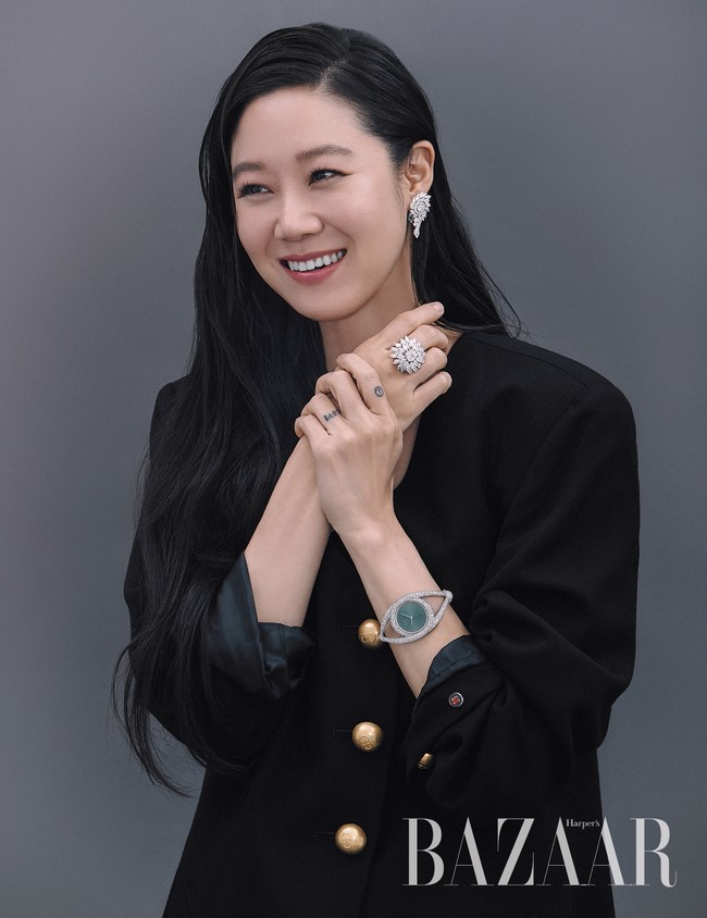 Gong Hyo Jin dikenal selektif saat memilih tawaran film dan drama. Di umur 39 tahun, dia membintangi drama Korea When the Camellia Blooms sebagai seorang single mother. Foto: dok. Harpers Bazaar