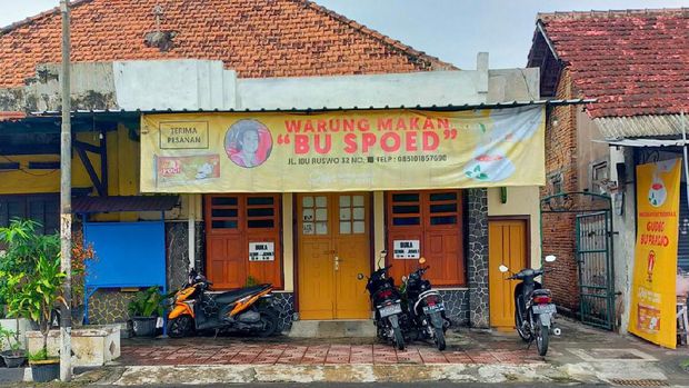 Gowes selli ke warung Bu Spoed, Alun-alun Utara Yogyakarta