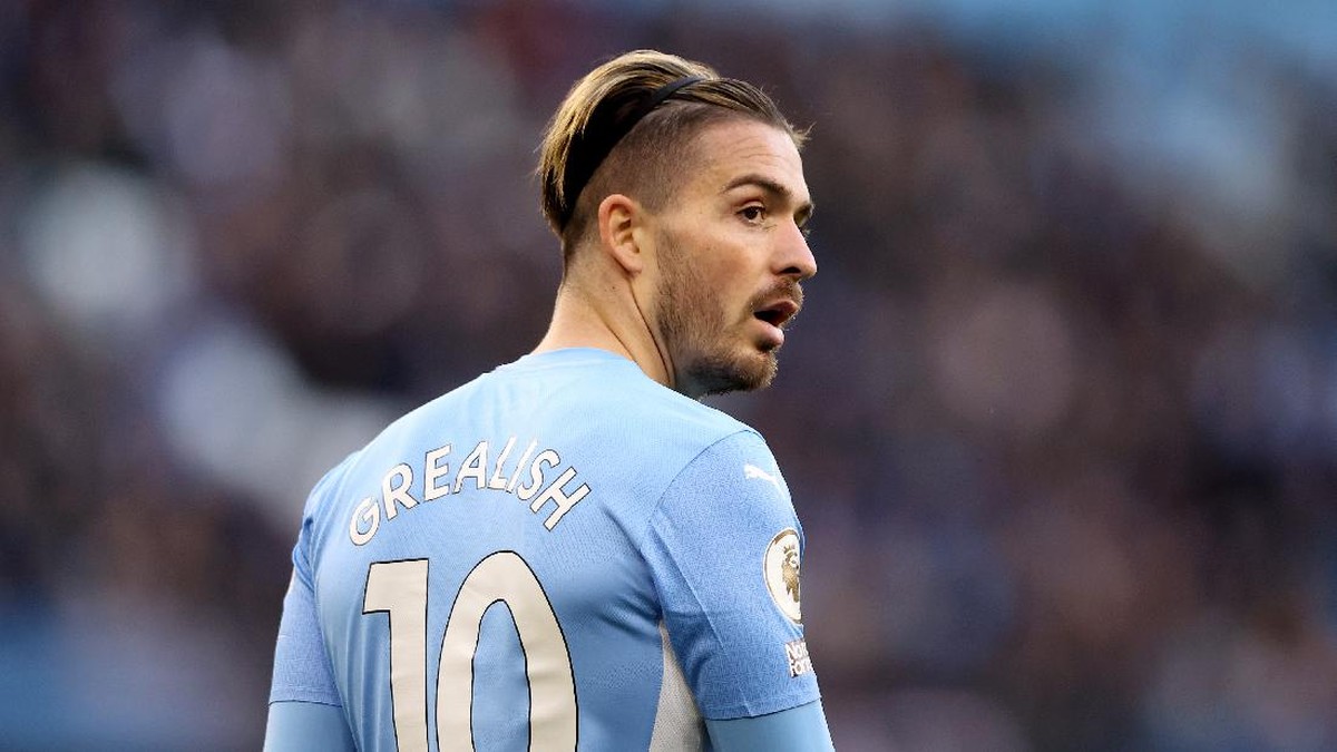 Gelandang Man City Jack Grealish sedang menjalani kisah cinta segitiga. Foto: Getty Images/Naomi Baker