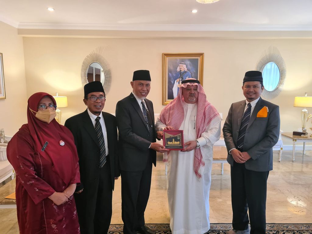 Gubernur Sumatera Barat bertemu dengan Duta Besar Arab Saudi untuk Indonesia, Syekh Essam bin Abed Al-Thaqafi.
