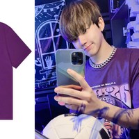 Hyunsuk TREASURE membagikan mirror selfie untuk memamerkan potongan rambut barunya. Namun, fans dibuat salah fokus dengan kaus ungu keluaran brand lokal yang dikenakan sang main rapper. Foto: dok MRJN, dok Twitter treasuremembers,
