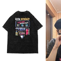 Seperti Hyunsuk TREASURE, Jaehyuk juga memakai kaus pemberian fans asal Indonesia. Sang vokalis memakai kaus hitam ‘Washed PlayGame’ keluaran Gozeal. Foto: dok Gozeal, dok Weverse TREASURE,