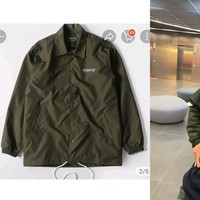 Personel TREASURE lainnya, Yedam juga menghebohkan fans saat membagikan mirror selfie. Ia memakai ‘CJ122 Army Coma of Euphoria Coach Jacket’ keluaran Roughneck yang sudah terjual habis. Foto: dok Roughneck, dok Weverse TREASURE,