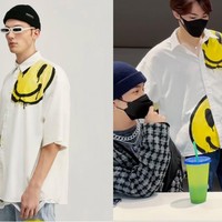 Lagi-lagi, member TREASURE kedapatan memakai baju keluaran brand lokal. Saat mengadakan siaran langsung, Doyoung menggunakan kemeja putih dengan motif smile keluaran Onpoint Streetwear. Foto: dok Onpoint Streetwear, dok VLIVE TREASURE,