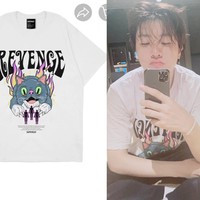 Junghwan TREASURE memakai kaus putih keluaran brand DOPEMILES saat latihan dance. Kaus dengan sablon bergambar kucing ini sedang diskon di marketplace. Tertarik kembaran dengan Junghwan? Foto: dok Dopemiles, dok Twitter treasuremembers,