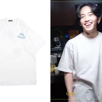 Penggemar Indonesia mengirimkan kaus keluaran Thanksinsomnia untuk Junkyu TREASURE dan dipakai oleh Mashiho TREASURE. Kaus ‘Clorrie White’ di-restock karena banyaknya permintaan dari Teume. Foto: dok Thanksinsomnia, dok YG Entertainment,