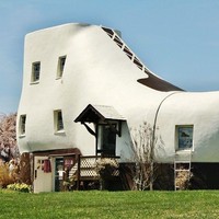 Ketika sepatu menjadi inspirasi desain untuk sebuah rumah. Jadi lebih mirip sepatu raksasa. Setuju? (Foto: designbuildings.co.uk)