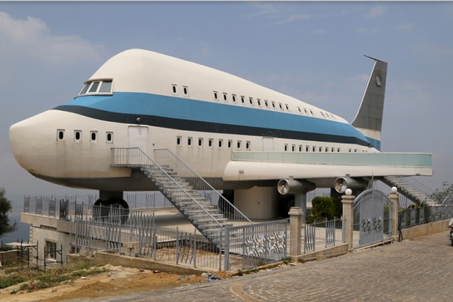 Para aviation geek atau penggandrung dunia avisiasi pasti suka bentuk rumah yang satu ini. Apalagi jika lokasinya berada di dataran tinggi. Pesawat terasa terbang. (Foto:pumpdown.com)