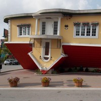 Keunikan rumah yang satu ini tiada bandingnya. Betapa tidak, rumah dibuat dengan desain berbentuk rumah terbalik. (Foto: Pixabay.com/WolrdoftheLord)