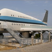 Para aviation geek atau penggandrung dunia avisiasi pasti suka bentuk rumah yang satu ini. Apalagi jika lokasinya berada di dataran tinggi. Pesawat terasa terbang. (Foto:pumpdown.com)