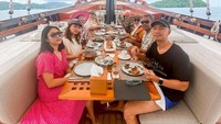 Bersama keluarga besar, Winona menikmati makan siang santai di atas kapal pesiar. Sambil makan bisa menikmati udara laut yang sepoi-sepoi. Foto: Instagram @nonawilly16