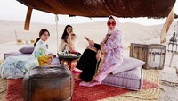 Lewat Instagramnya @nonawilly16 wanita berambut panjang ini kerap mengunggah momen saat makan bareng keluarga, teman dan juga kekasihnya. Seperti saat sedang asyik makan bersama kakak dan ibundanya.  Foto: Instagram @nonawilly16