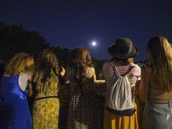 Keren! Gambar Gerhana Bulan Sebagian dari Berbagai Penjuru Dunia