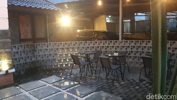Jingga Corner beralamat di Jalan Yasmin Raya No 21, Curugmekar, Kecamatan Bogor Barat, Jawa Barat. Jingga Corner buka setiap hari Selasa - Minggu. Untuk jam operasionalnya sendiri, hari Selasa-Jumat mulai pukul 12.00-20.00 WIB. Sementara untuk hari Sabtu-Minggu mulai pukul 08.00-21.00 WIB. (dok.Pribadi/Instagram @frameofjndrl) Jingga Corner beralamat di Jalan Yasmin Raya No 21, Curugmekar, Kecamatan Bogor Barat, Jawa Barat. Jingga Corner buka setiap hari Selasa - Minggu. Untuk jam operasionalnya sendiri, hari Selasa-Jumat mulai pukul 12.00-20.00 WIB. Sementara untuk hari Sabtu-Minggu mulai pukul 08.00-21.00 WIB. (dok.Pribadi/Instagram @frameofjndrl)