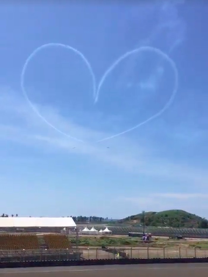 Jupiter Aerobatic Team TNI AU ikut meramaikan pembukaan World Superbike (WSBK) Championship yang digelar di Pertamina Mandalika International Street Circuit. (Screenshot Instagram @jupiteraerobaticteam)