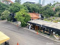 Berdiri Di Atas Saluran Air, Kafe Di Kemang Utara Kini Tutup