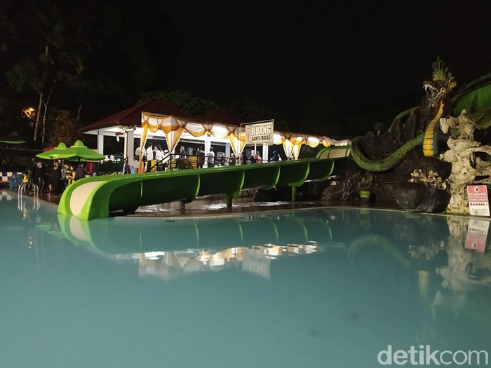 Kafe Langgeng di Taman Kyai Langgeng