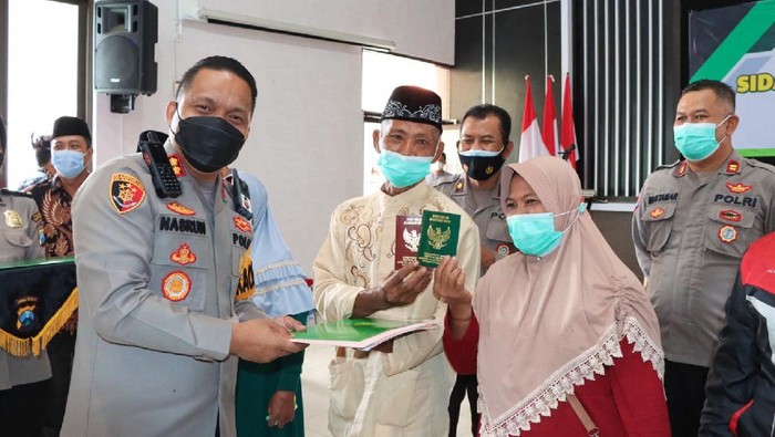 Kapolresta Banyuwangi, AKBP Nasrun Pasaribu mantu. Sebanyak 25 pasangan menggelar sidang isbat nikah