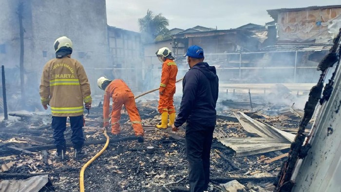 Kebakaran 4 Rumah -dan 1 Musholla di Cengkareng Jakbar
