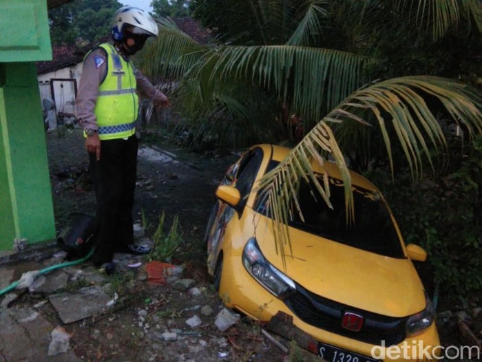 Truk menabrak mobil parkir dan teras rumah di Lamongan. Diduga, kecelakaan tersebut terjadi karena sopir truk mengantuk.
