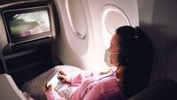 Hiburan dalam penerbangan Boeing 737-8 kelas bisnis. Foto: dok. Singapore Airlines