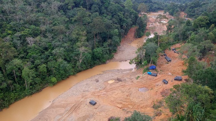 KERUSAKAN LANSKAP AKIBAT TAMBANG ILEGAL DI JAMBI Foto udara kerusakan Lanskap Bukit Bulan akibat aktivitas pertambangan emas ilegal di Desa Lubuk Bedorong, Limun, Sarolangun, Jambi, Kamis (18/11/2021). Data Kesatuan Pengelolaan Hutan Produksi (KPHP) Limau Unit VII Hulu Sarolangun menyebutkan aktivitas pertambangan emas ilegal telah merusak fungsi ekologi di empat desa di Lanskap Bukit Bulan yang merupakan penyimpan cadangan air terbesar di kabupaten itu. ANTARA FOTO/Wahdi Septiawan/nz.