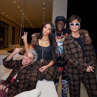 Kekasih Pete Davidson terbaru adalah Kim Kardashian. Hubungan keduanya menjadi nyata setelah Kim Kardashian tampil menjadi bintang tamu di Saturday Night Live. Hubungan keduanya pun jadi sensasi lantaran Kim belum resmi bercerai dari Kanye West. Perbedaan usia mereka pun jadi sorotan. Kim lebih tua 13 tahun dari Pete Davidson. Foto: Instagram/@petedavidson