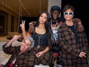 Kim Kardashian dan Pete Davidson Disebut Pacaran, Kembaran Pakai Piyama