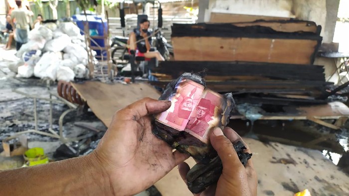 Korban kebakaran, Wafik yang uangnya terbakar
