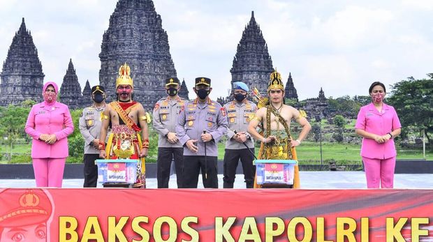 Kunjungi Candi Prambanan, Kapolri Jenderal Listyo Sigit Prabowo berbincang dengan para pekerja seni dan salurkan 700 paket bansos.