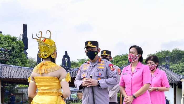 Kunjungi Candi Prambanan, Kapolri Jenderal Listyo Sigit Prabowo berbincang dengan para pekerja seni dan salurkan 700 paket bansos.