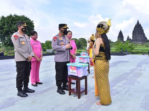 Kunjungi Candi Prambanan, Kapolri Jenderal Listyo Sigit Prabowo berbincang dengan para pekerja seni dan salurkan 700 paket bansos.