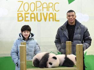 Kylian Mbappe Jadi Bapak Baptis... Bayi Panda!