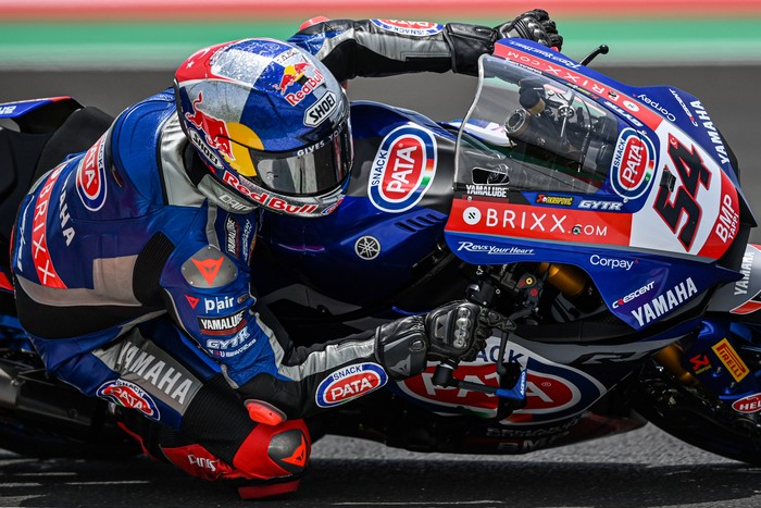 Pembalap tim Pata Yamaha With Brixx WorldSBK Toprak Razgatlioglu melaju saat sesi latihan bebas pertama (FP1) di Pertamina Mandalika International Street Circuit, Lombok Tengah, Nusa Tenggara Barat (NTB), Jumat (19/11/2021). ANTARA FOTO/Sigid Kurniawan/foc.