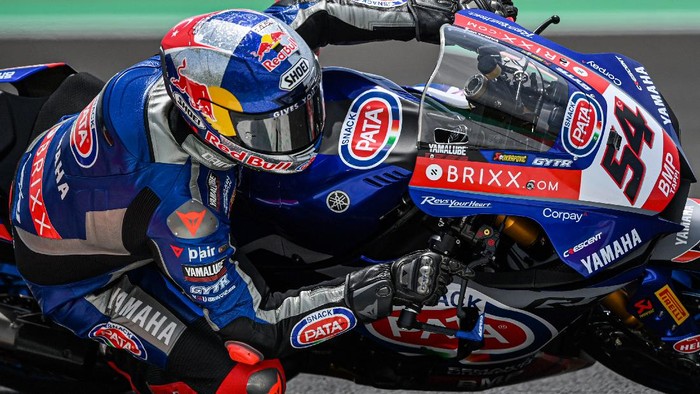 Pembalap tim Pata Yamaha With Brixx WorldSBK Toprak Razgatlioglu melaju saat sesi latihan bebas pertama (FP1) di Pertamina Mandalika International Street Circuit, Lombok Tengah, Nusa Tenggara Barat (NTB), Jumat (19/11/2021). ANTARA FOTO/Sigid Kurniawan/foc.