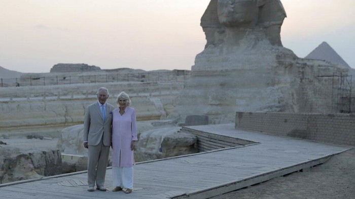 Pewaris tahta Kerajaan Inggris, Pangeran Charles bersama istri, Camilla mengunjungi kompleks piramida Giza di Mesir (18/11/2021). Charles semakin sering terlihat ke publik dalam beberapa waktu belakangan.