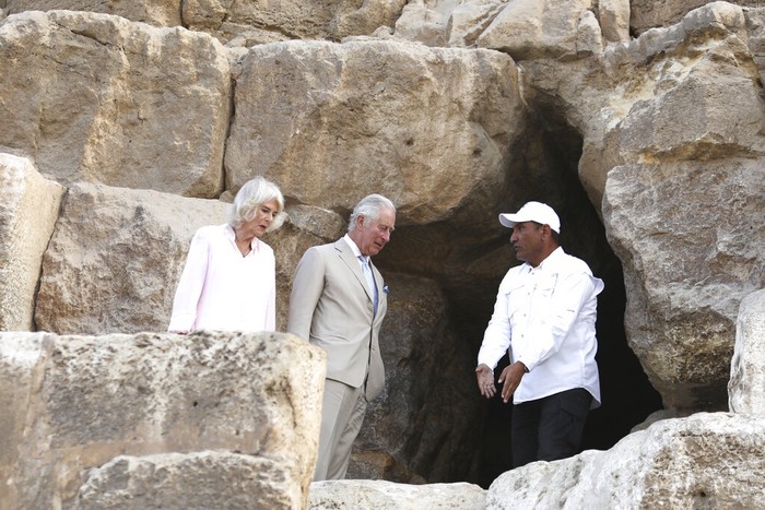 Pewaris tahta Kerajaan Inggris, Pangeran Charles bersama istri, Camilla mengunjungi kompleks piramida Giza di Mesir (18/11/2021). Charles semakin sering terlihat ke publik dalam beberapa waktu belakangan.