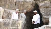 Keduanya mengunjungi salah satu ikon pariwisata dan warisan dunia di negara Mesir. (Mohamed El-Shahed/AP Photo)