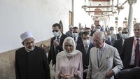 Pangeran Charles sempat mengunjungi Masjid Al Azhar dan bertemu dengan Imam Besar Ahmed al-Tayeb, (18/11/2021). (AP Photo/Mohamed El-Shahed)