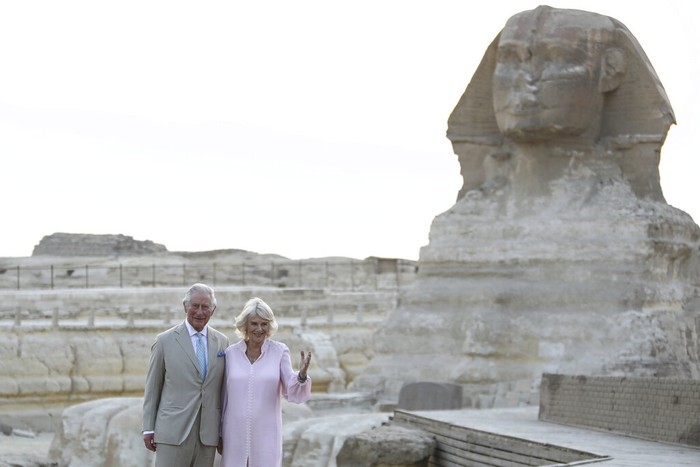 Pewaris tahta Kerajaan Inggris, Pangeran Charles bersama istri, Camilla mengunjungi kompleks piramida Giza di Mesir (18/11/2021). Charles semakin sering terlihat ke publik dalam beberapa waktu belakangan.