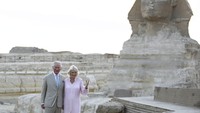 Pewaris tahta Kerajaan Inggris, Pangeran Charles bersama istri, Camilla mengunjungi kompleks piramida Giza di Mesir (18/11/2021). Charles semakin sering terlihat ke publik dalam beberapa waktu belakangan. (Mohamed El-Shahed/AP Photo)
