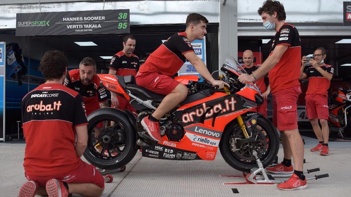 Sejumlah tim dan pebalap datangi Sirkuit Mandalika pada Kamis (18/11) lalu untuk melakukan persiapan jelang gelaran WSBK Mandalika 2021. Lihat yuk persiapannya.