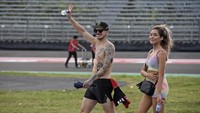 Potret pebalap tim Aruba.it Racing - Ducati WSBK Scott Redding (kiri) yang tengah melakukan Track Familiarization di Pertamina Mandalika International Street Circuit di KEK Mandalika, Desa Kuta, Kecamatan Pujut, Praya, Lombok Tengah, NTB, Kamis (18/11/2021). ANTARA FOTO/Ahmad Subaidi. 